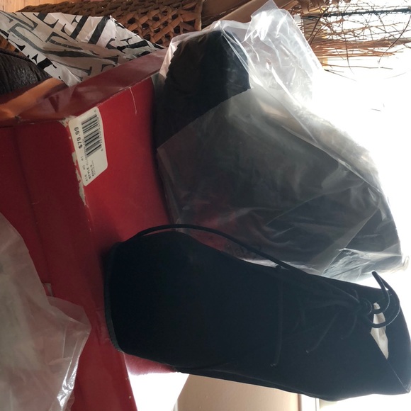 ELLE - Picture 2 of 2